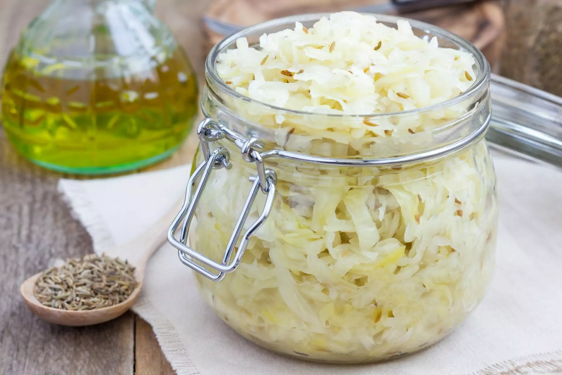 Sauerkraut-Technik - Hausgemachtes Sauerkraut mit Kümmel in einem Einmachglas