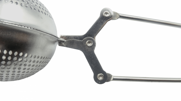 100303 - Robuste Teekugel mit Griff aus Edelstahl - Zangenansicht