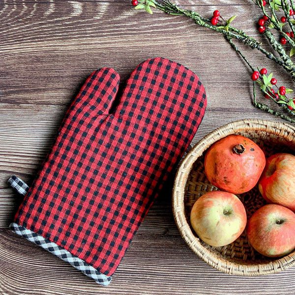 101408 - Ofenhandschuhe in einem 2er Set in rot und schwarz kariert - 1 Handschuh neben Apfelschale