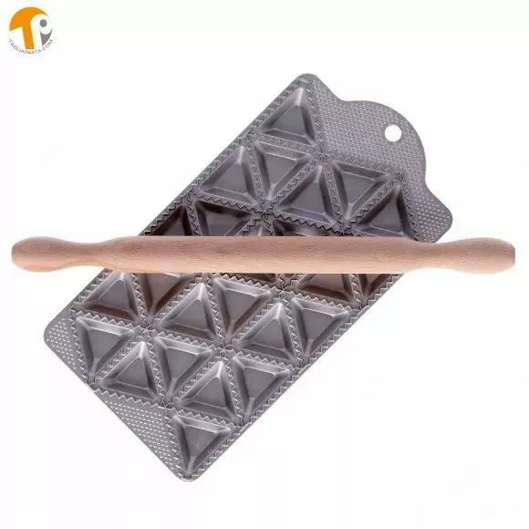 100904C - Ravioli Form als Platte für mehrere dreieckige Ravioli - Obenansicht