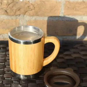 102506 - Thermotasse 280ml mit Deckel aus Bambus und Edelstahl für warme und kalte Getränke mit super Trinkdeckel - auf Tisch mit Kaffee