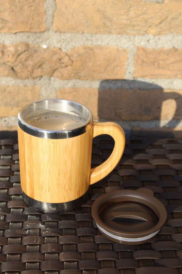 102506 - Thermotasse 280ml mit Deckel aus Bambus und Edelstahl für warme und kalte Getränke mit super Trinkdeckel - auf Tisch mit Kaffee