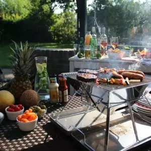 102504 -Klappgrill Edelstahl für unterwegs für 1-2 Personen - beim Grillen