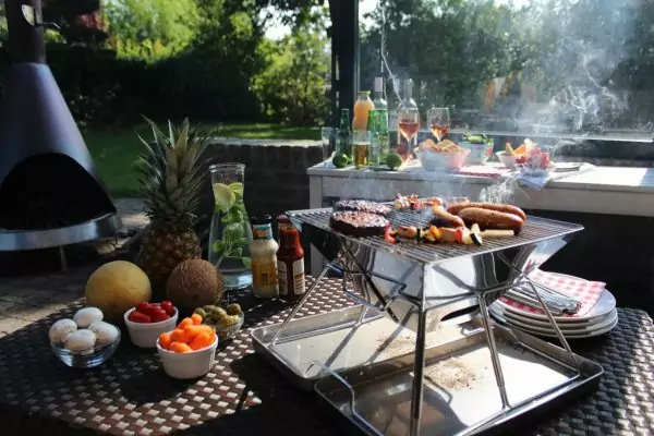 102504 -Klappgrill Edelstahl für unterwegs für 1-2 Personen - beim Grillen