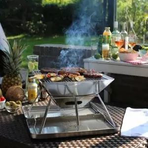 102504 -Klappgrill Edelstahl für unterwegs für 1-2 Personen - beim Grillen auf dem Tisch