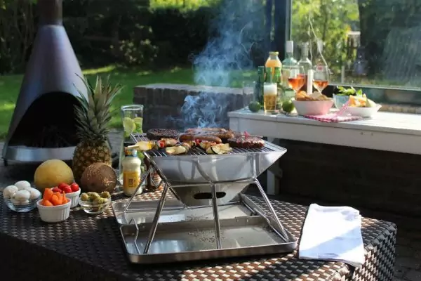 102504 -Klappgrill Edelstahl für unterwegs für 1-2 Personen - beim Grillen auf dem Tisch