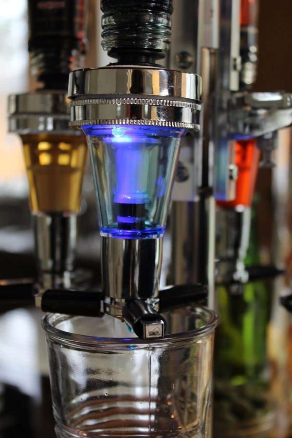 102505 - Bar Butler mit LED für 4 Flaschen von 0,7 bis 1 Liter im Karussell - 360 Grad drehbar - beim Einschenken 2