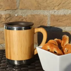 102506 - Thermotasse 280ml mit Deckel aus Bambus und Edelstahl für warme und kalte Getränke mit super Trinkdeckel - auf Tisch mit Snack
