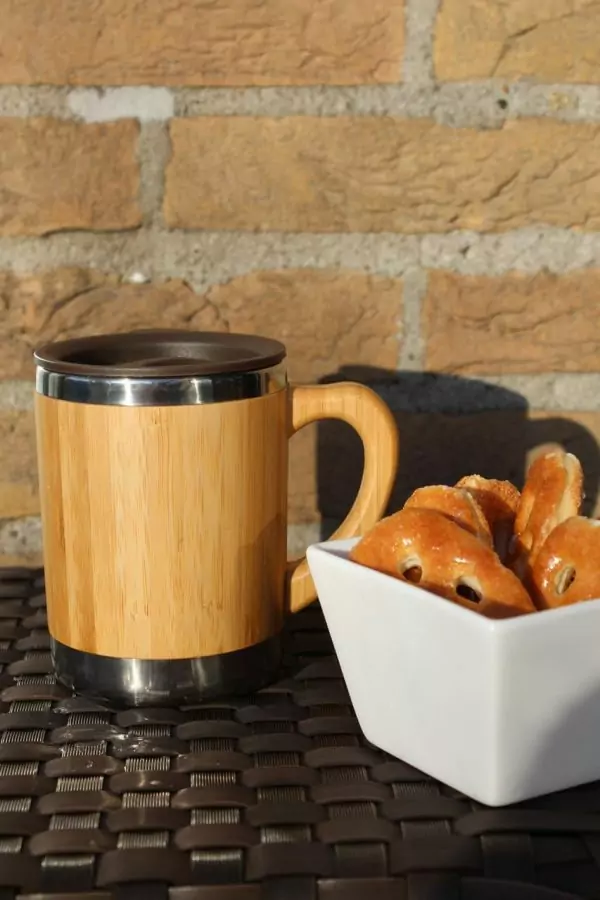 102506 - Thermotasse 280ml mit Deckel aus Bambus und Edelstahl für warme und kalte Getränke mit super Trinkdeckel - auf Tisch mit Snack
