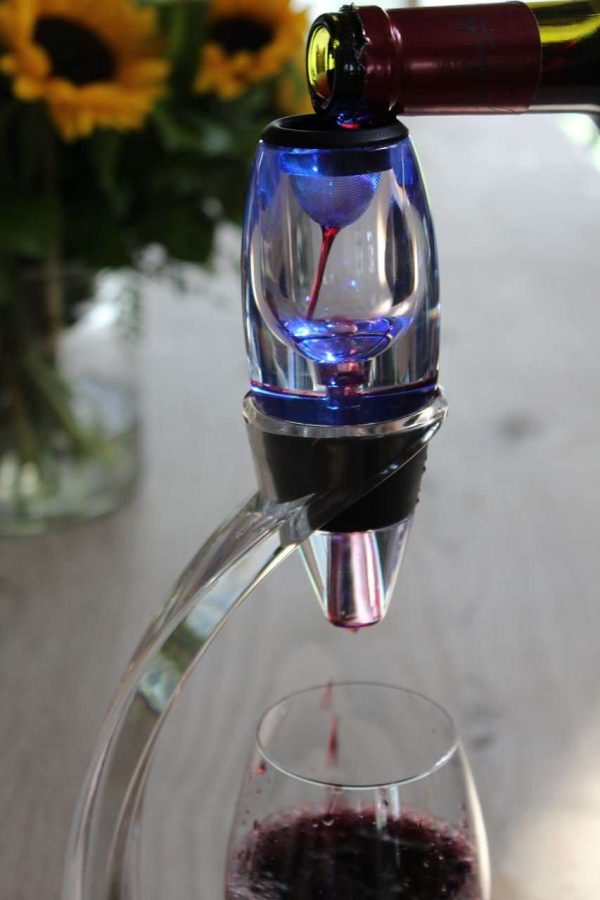 102502 - Magischer Weindekanter Set Deluxe mit LED-Licht und Filter, Beutel, Standfuß und Turm - beim Einschenken