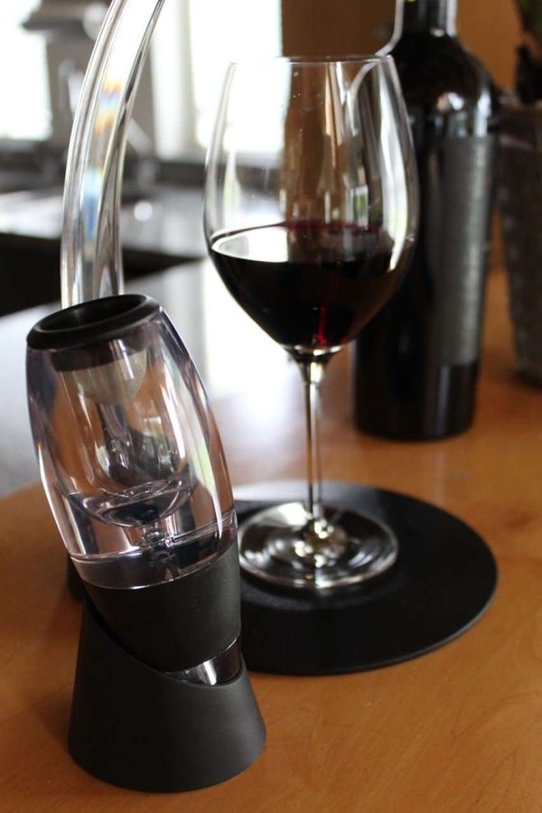 102502 - Magischer Weindekanter Set Deluxe mit LED-Licht und Filter, Beutel, Standfuß und Turm - auf Tisch im Standfuß