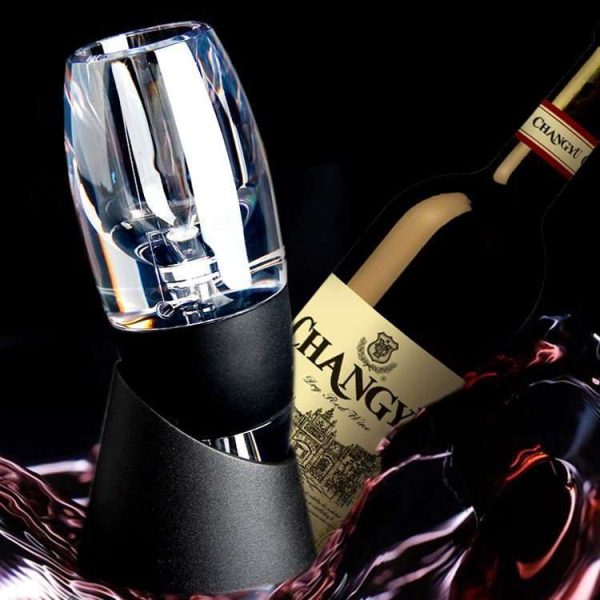 102501 - Magischer Weindekanter mit Filter, Beutel und Standfuß - mit Flasche arrangiert