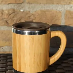 102506 - Thermotasse 280ml mit Deckel aus Bambus und Edelstahl für warme und kalte Getränke mit super Trinkdeckel - auf Tisch