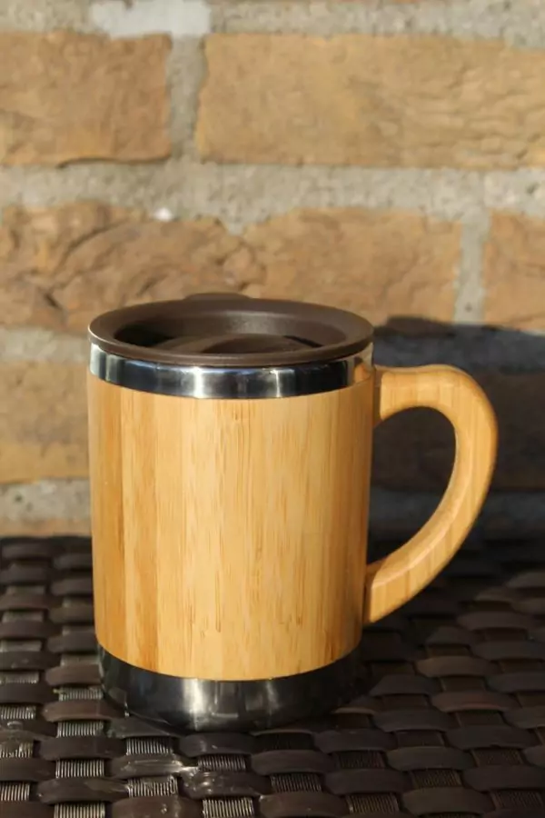 102506 - Thermotasse 280ml mit Deckel aus Bambus und Edelstahl für warme und kalte Getränke mit super Trinkdeckel - auf Tisch