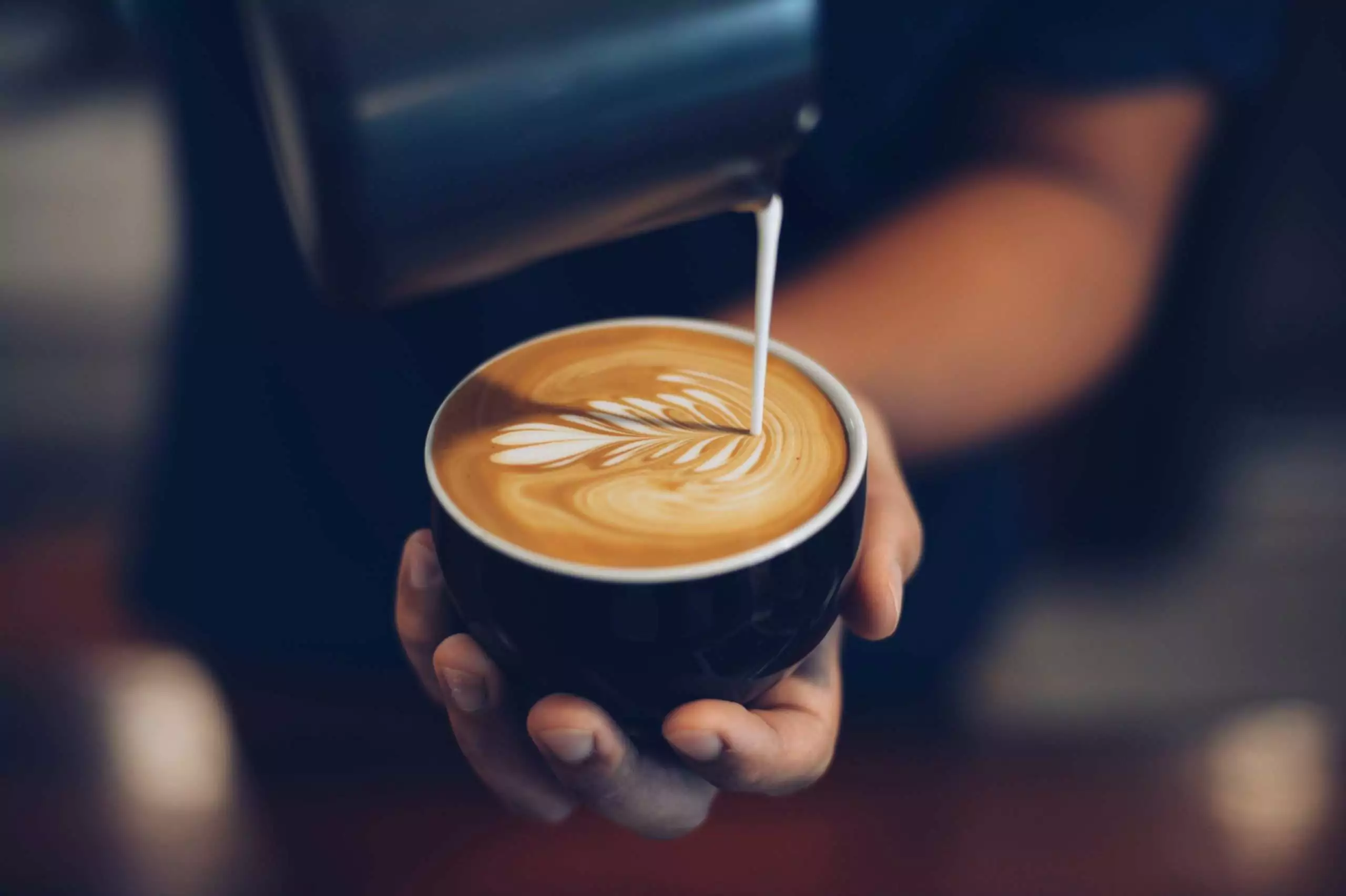 Tutorial für Café Latte Art in den Kaffee zaubern