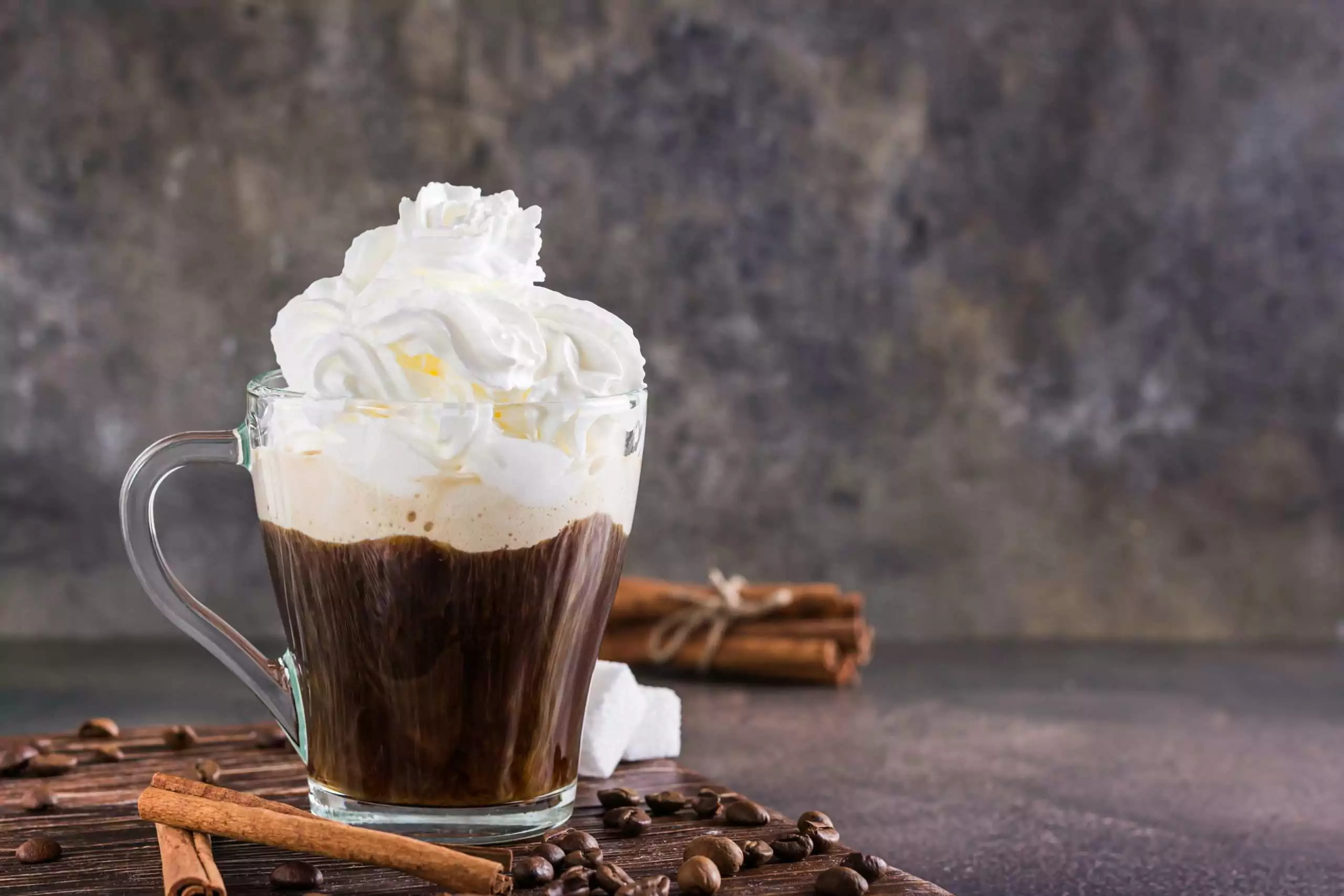 Wiener Kaffee Spezialitäten - der Wiener Kaffee mit Schlagsahne und Zimt