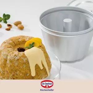 103031-Wasserbadform 2500 ml aus Aluminium und bis 230 Grad Celsius hitzebeständig im Backofen - mit Kuchen