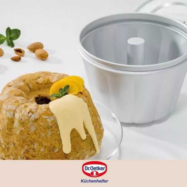 103031-Wasserbadform 2500 ml aus Aluminium und bis 230 Grad Celsius hitzebeständig im Backofen - mit Kuchen