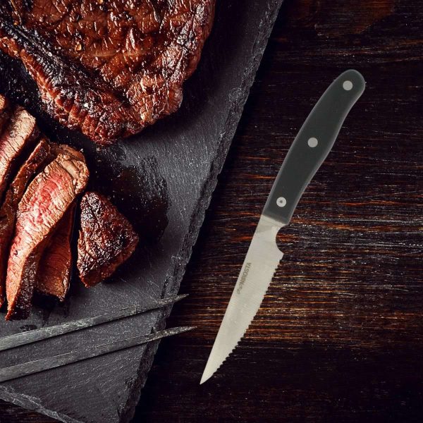 103125-Steakmesser 22 cm mit ergonomischem POM-Griff aus Edelstahl und Kunststoff - auf dem Tisch
