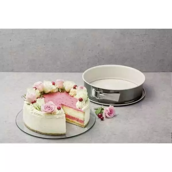 103017-Keramik Springform 28 cm mit Auslaufschutz - Backform mit Kuchen