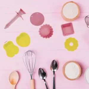 103244-Set Mini-Backformen mit Dekorierstift bestehend aus 7 Teilen zum gemeinsamen Backen und Dekorieren mit Kindern - auf dem Tisch