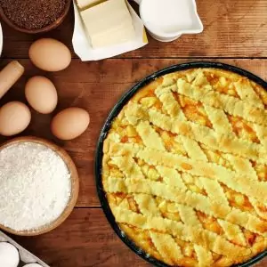 103020-Pizzablech 32 cm mit Emaille-Beschichtung und auch als Auflaufform - mit Kuchen