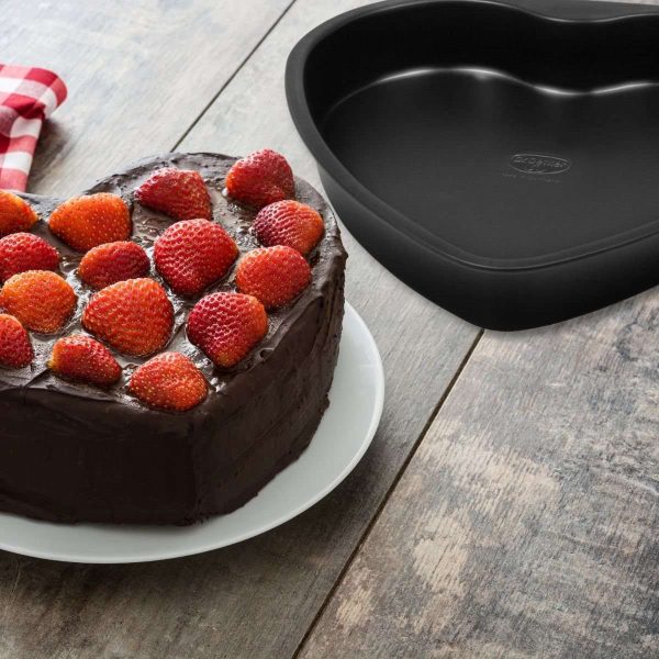 103007-Herz Kuchenform aus Edelstahl mit Anti-Haftbeschichtung in schwarz - auf dem Tisch mit Kuchen