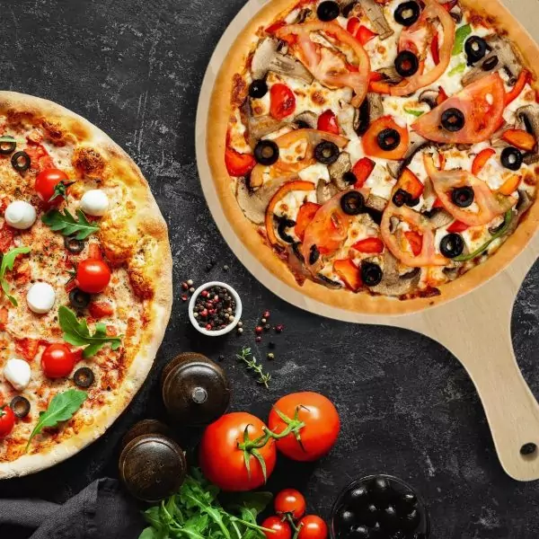 103208-Pizzabrett aus Holz für Pizza & Flammkuchen mit den Maßen 30 cm Ø und mit Griff - mit Pizza