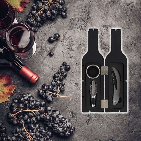 103226-Geschenk Weinflaschen Set für Liebhaber von Weißwein, Rot- oder Roséwein bestehend aus Geschenkverpackung, Limonadenkorkenzieher, Weinflaschenkragen und Ausgießer - auf dem Tisch