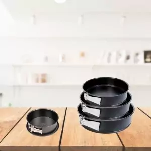 103002-Edelstahl Springformen Set bestehend aus 4 Stück Springformen 18, 24, 26 und 28 cm - Backformen auf dem Tisch