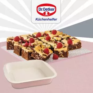 103012-Rechteckige Brownie Backform im Retro Design 26 x 27 cm - mit Kuchen