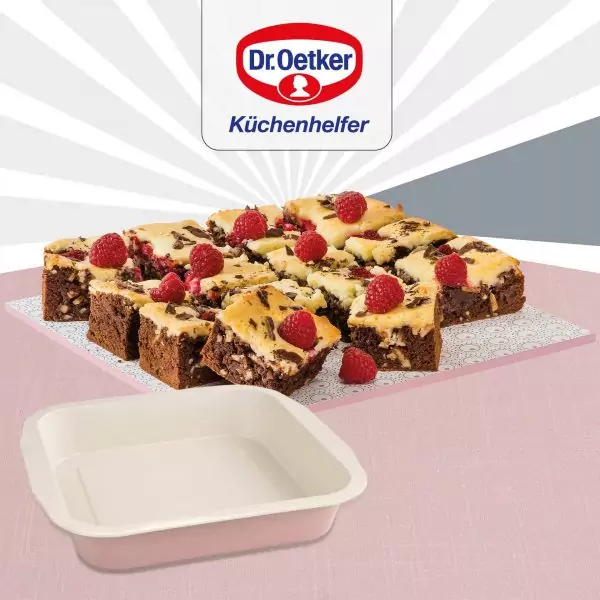 103012-Rechteckige Brownie Backform im Retro Design 26 x 27 cm - mit Kuchen