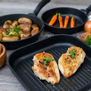102810-Alu Gusseisen Grillpfanne mit Deckel 28 cm mit Anti-Haftbeschichtung in quadratischer Form - mit Speisen