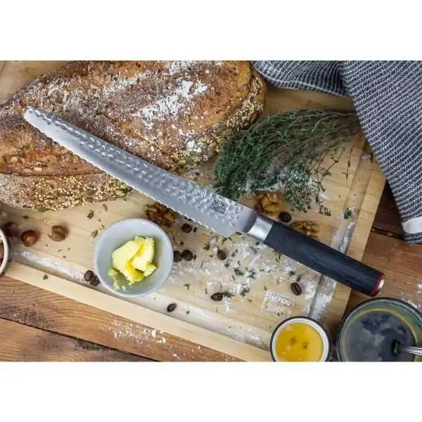 102903-Japanisches Brotmesser 20 cm aus 440C-Edelstahl - mit Brot auf dem Tisch