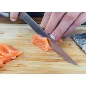 102904-Japanisches Filetiermesser 20 cm aus hochwertigem 440C Edelstahl - beim Lachs schneiden