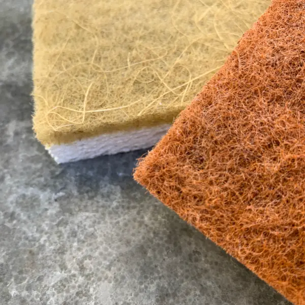 103305-Set kompostierbare Küchenschwämme bestehend aus 1x Sisal- & 1x Kokosfaser und einer Rückseite aus Zellulose - in Nahaufnahme