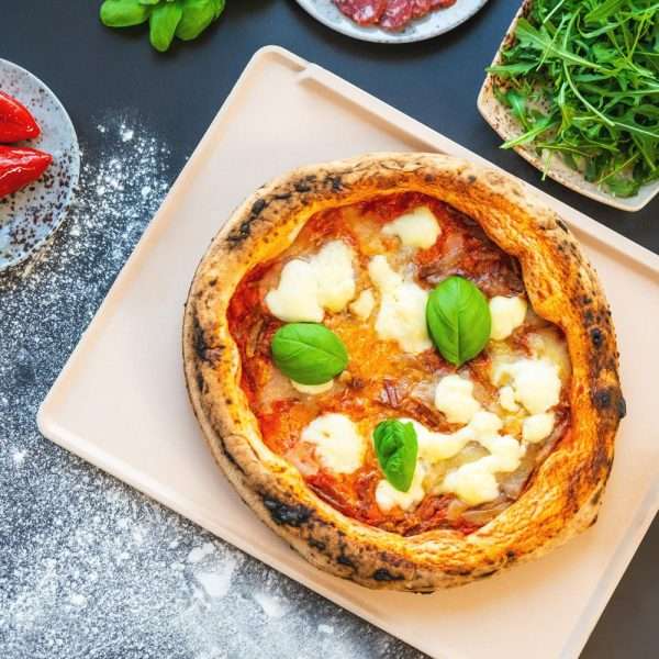 100543-Rechteckiger Pizzastein für Backofen & Grill und für 28 cm Pizzen - mit Pizza