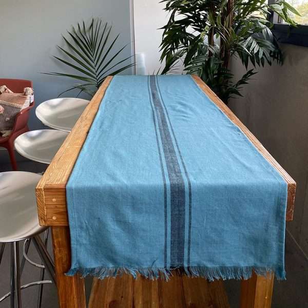 103805E-Tischläufer aus Baumwolle und teilweise handgefertigt in blau - auf dem Tisch
