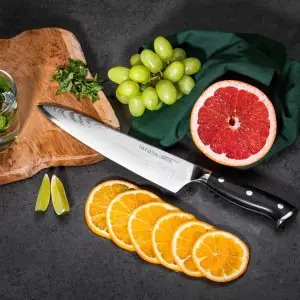 103706-Damastmesser mit einer 20 cm Klinge und aus 67 Lagen Damaszenerstahl VG10 - auf dem Tisch