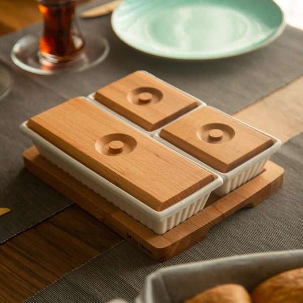 103602A-Servierschalen Set mit Tablett bestehend aus einem Serviertablett und 3 Porzellanschalen mit Holzdeckeln - auf dem Tisch