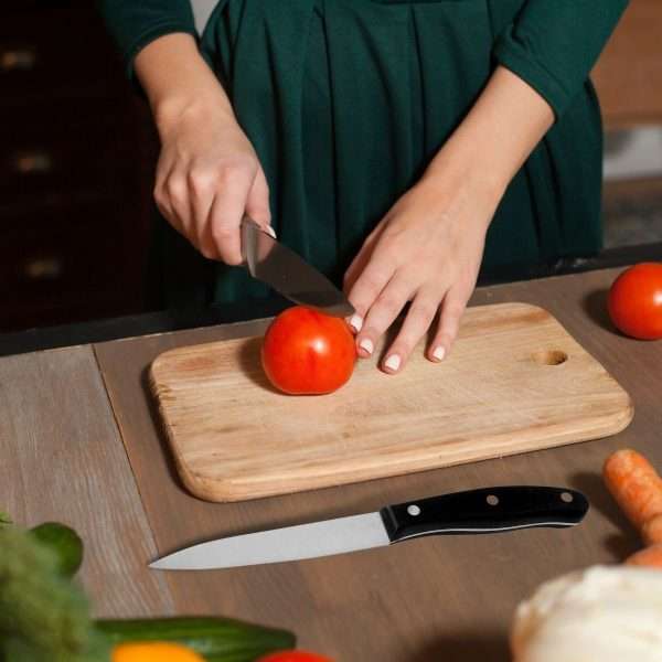 103104-Universalmesser 22 cm mit spitzer Klinge und aus Edelstahl & genietetem Kunststoffgriff POM - beim Tomatenschneiden