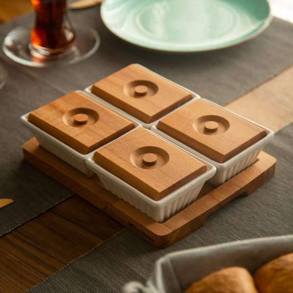 103602B-Servierschalen Set mit Tablett bestehend aus einem Serviertablett und 4 Porzellanschalen mit Holzdeckeln - auf dem Tisch
