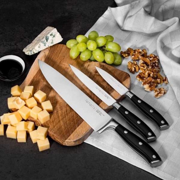 103703-Messerset 3-teilig aus Koch-, Gemüse- & Schälmesser - auf dem Tisch