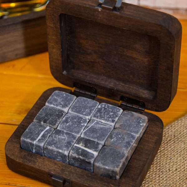 103606-Whiskeysteine aus Marmor mit 12 Steinen und einer Aufbewahrungsbox aus Walnussholz. Wiederverwendbar, handgemacht und FSC-Zertifiziert - auf dem Tisch