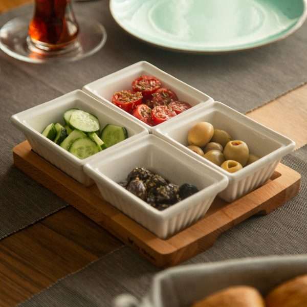 103602B-Servierschalen Set mit Tablett bestehend aus einem Serviertablett und 4 Porzellanschalen mit Holzdeckeln - auf dem Tisch mit Essen