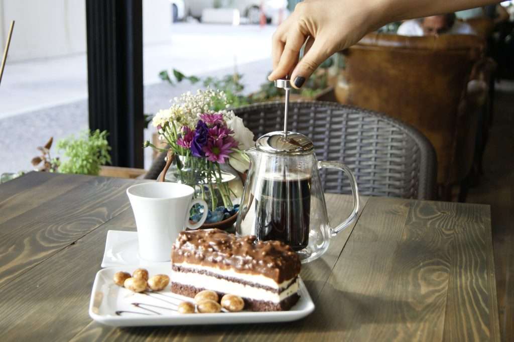 French Press auf dem Tisch