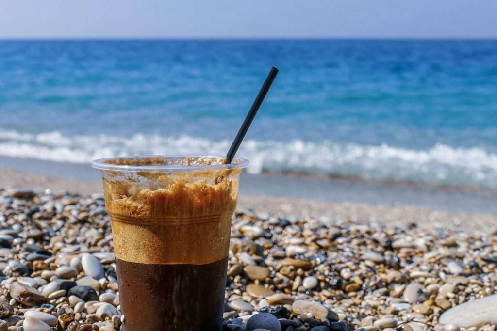Verwende eine Mokkakanne, damit du deinen Kaffee im Urlaub am Strand genießen kannst