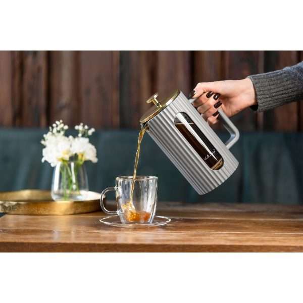 103517-French Press modern 1000ml - beim Einschenken