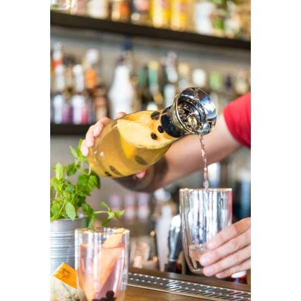 103514-Saftkaraffe mit Deckel 1300ml - beim Einschenken