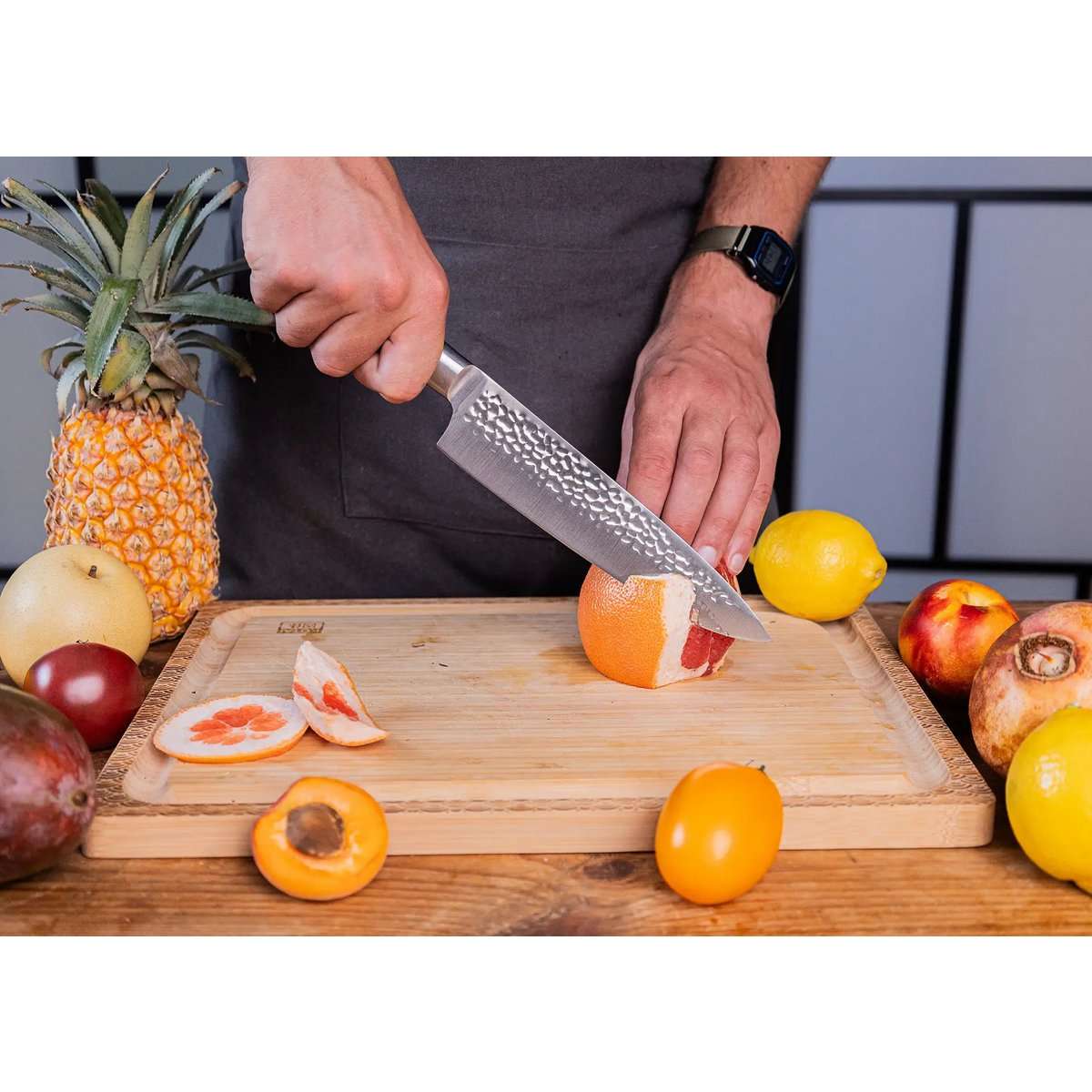 102902-Japanisches Kochmesser 20 cm aus hochwertigem 440C-Edelstahl - beim Schneiden 1